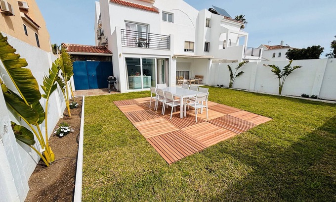 Guadalmar Villa | Casa Vacacional 'Lujosa y Moderna para Familias' con Terraza Privada, Wi-Fi y Aire Acondicionado