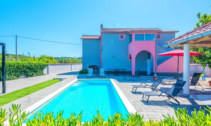 Pirovac Casa | Holiday Home Marinela - Four Bedroom Holiday Home with Swimming Pool