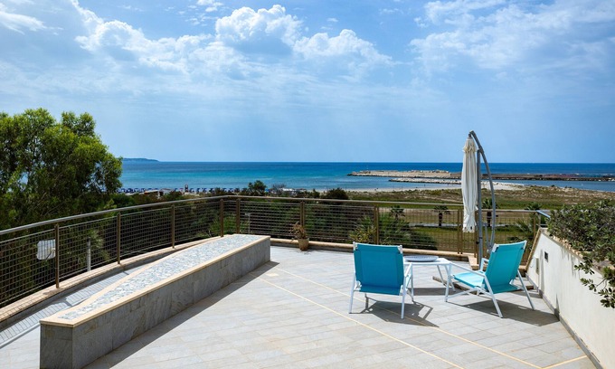 Porto Palo Casa | Holiday Home 'Sea House' with Sea View, Wi-Fi and Air Conditioning