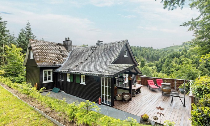 Schmallenberg Casa | Casa de vacaciones 'Tannenhäuschen' con vistas a la montaña, terraza privada y Wi-Fi