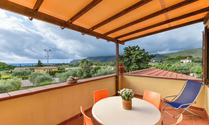 Lacona Casa | Casa de vacaciones 'Trilocale Lavanda A Lacona' con vistas al mar, piscina compartida y Wi-Fi