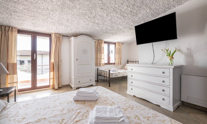 Torre degli Ulivi Casa | Casa de vacaciones 'Villa Eleonora Residence App To 3' con piscina compartida, Wi-Fi