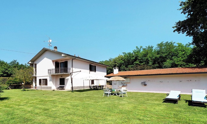 Angera Casa | Casa de vacaciones 'Villa Fox' con jardín, balcón y Wi-Fi compartido