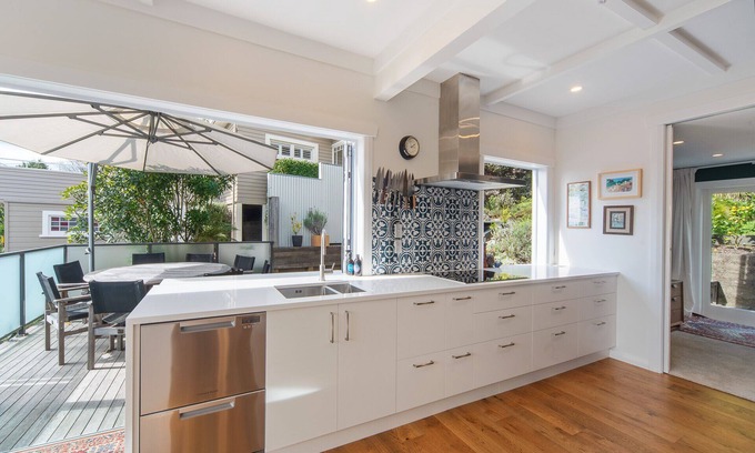Nelson South Casa | Holiday home with a hottub and views, near Nelson City and Tahunanui Beach