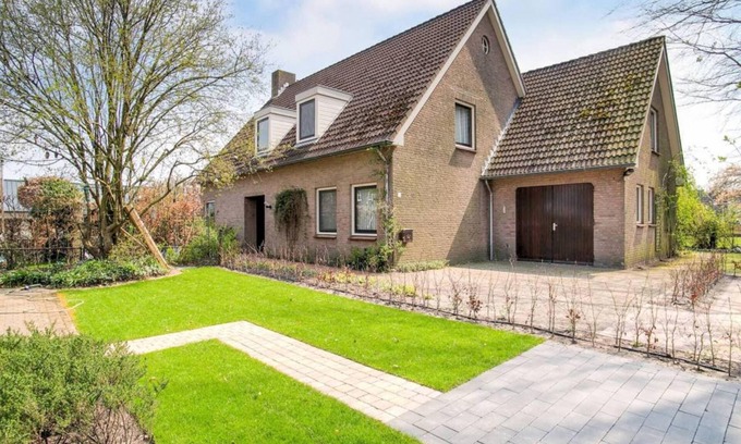 Nieuwkuijk Casa | Holiday home with a terrace by the dunes