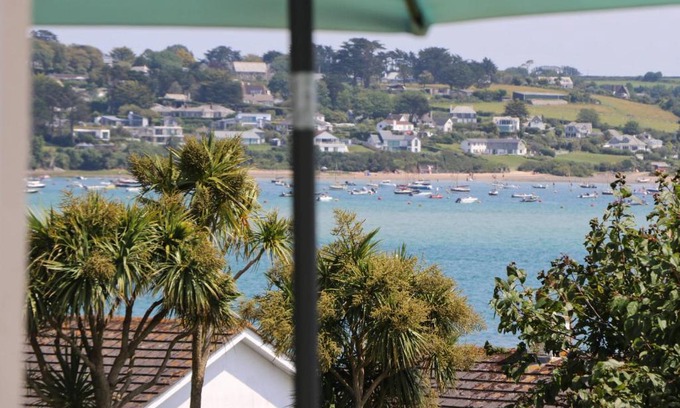 Treator Casa | Holiday home with Estuary Views, parking & balcony