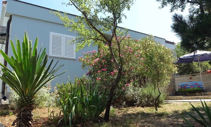 Ribarica Casa | Casa vacacional con jardín