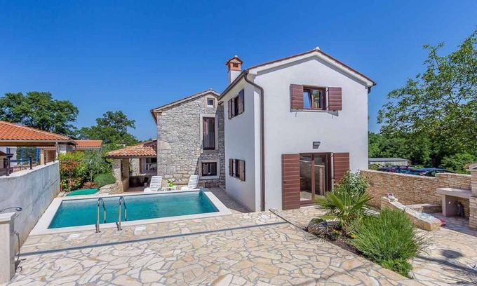 Peresiji Casa | Casa vacacional con pisicna en zona tranquila