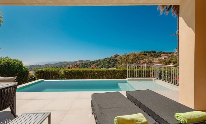 Ojen Casa | Casa vacacional con jardín privado, piscina privada climatizable y vistas al mar