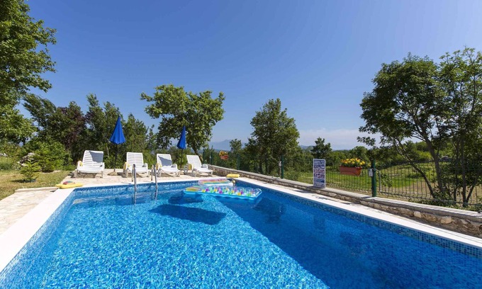 Bartici Casa | Casa vacacional con pisicna en zona tranquila