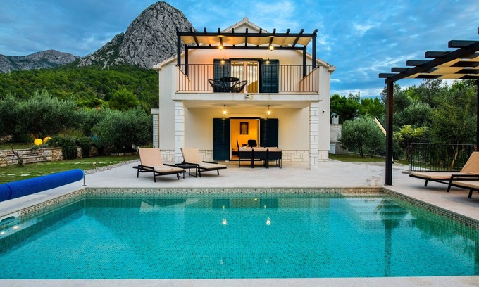 Zaostrog Casa | Casa rural en Makarska Riviera, con piscina climatizada y tres dormitorios.