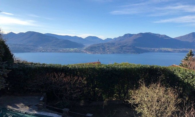 Trarego Viggiona Casa | Casa de vacaciones con una maravillosa vista al lago, piscina y gran jardín, ideal para familias