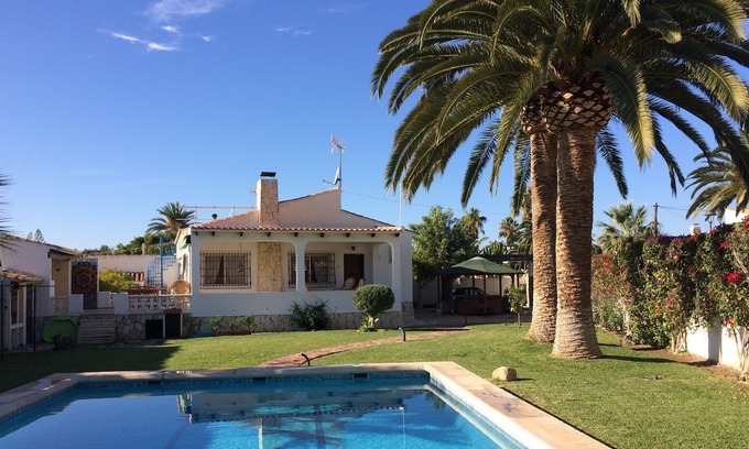 Coveta Fuma Chalet De Esquí | Casa de vacaciones con gran piscina, jardín de palmeras y adicional. Fuera de la cocina. Cerca de la playa!