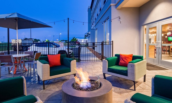 Clarksville Hotel | Holiday Inn Clarksville Northeast by IHG