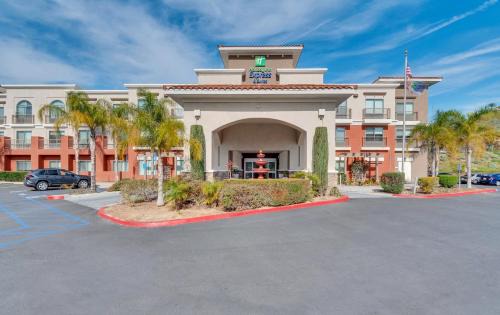 Lake Elsinore Hotel | Holiday Inn Express Hotel & Suites Lake Elsinore by IHG