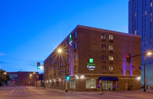 Downtown Minneapolis Hotel | Holiday Inn Express Hotel & Suites Minneapolis-Downtown Convention Center by IHG