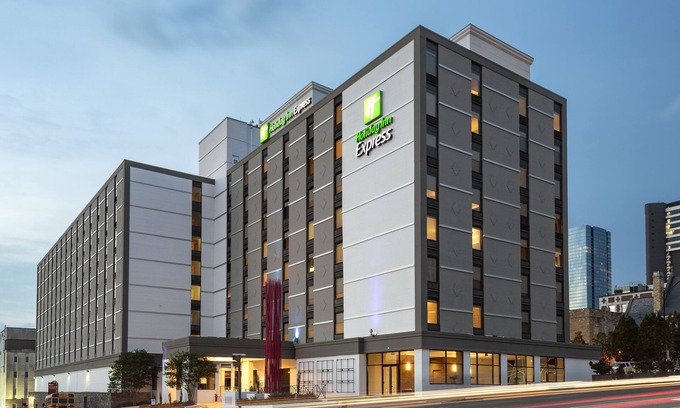 Downtown Nashville Hotel | Holiday Inn Express Nashville Downtown - Broadway by IHG