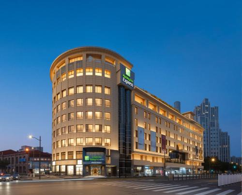 Downtown Shanghai Hotel | Holiday Inn Express Shanghai on The Bund by IHG