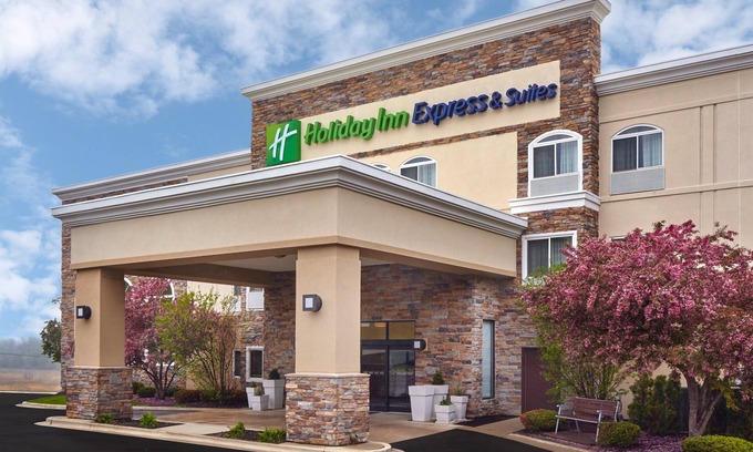 Libertyville Hotel | Holiday Inn Express & Suites Chicago-Libertyville by IHG