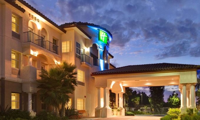 Corona Hotel | Holiday Inn Express & Suites Corona by IHG