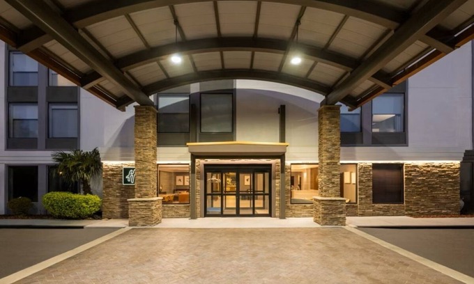 Dentsville Hotel | Holiday Inn & Suites Columbia NE - Ft Jackson Area by IHG