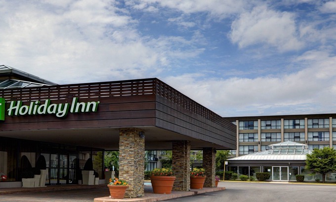 Etobicoke Hotel | Holiday Inn Toronto Airport East by IHG