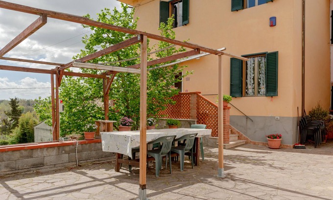 Montopoli in Val d'Arno Apartamento | Apartamento vacacional "Tana Rosa" con terraza privada y Wi-Fi