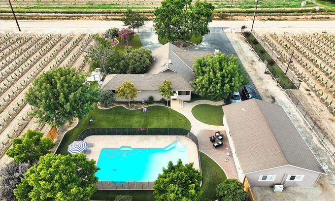 Raisin Otro | Holiday Modern Pet-Friendly Farmhouse, Pool, Games, Sleeps 8, 3/2 w/Basement