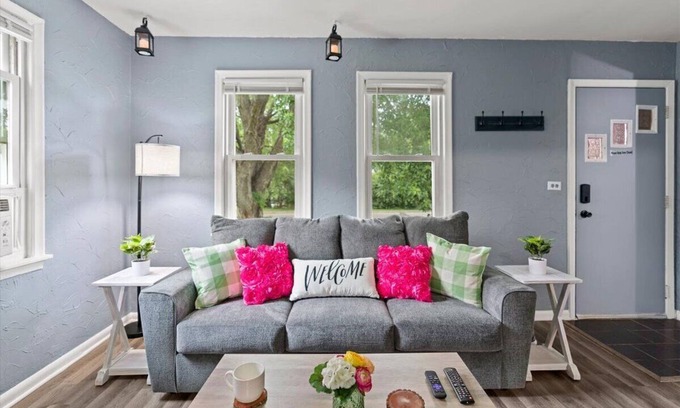 West St. Paul Casa | Holiday Special - Cozy farmhouse in the heart of West St. Paul.