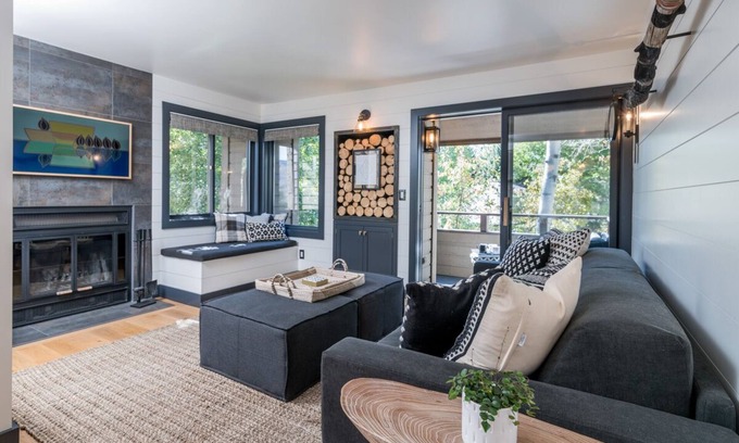 Elkhorn Village Condominio | Summer Stays Available! Contemporary Condo Elkhorn Golf Course with West-Facing Views