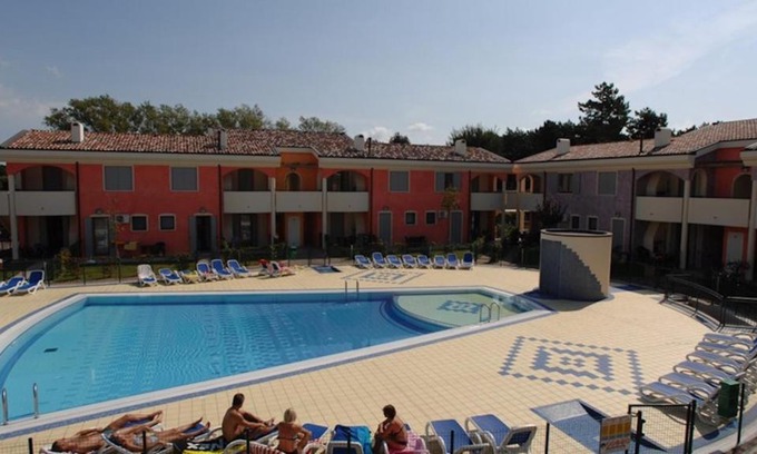 Bibione Lido del Sole Apartamento | Holiday village escape with garden and fireplace