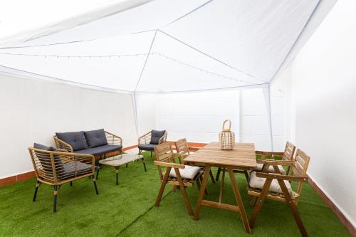 Centro Apartamento | Holidays2Malaga Olletas 2 bedrooms & 2 bathrooms with patio