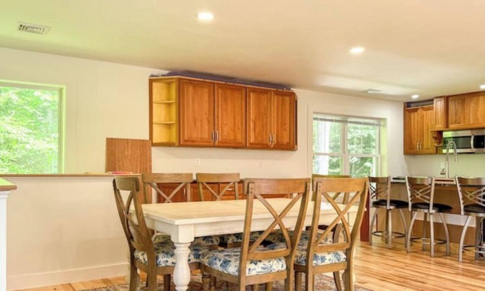 West Lebanon Casa | Hollis- Queen Beds-In-Unit Laundry-Peace and Quiet