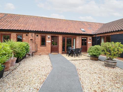 Wood Norton Casa | Holly Berry