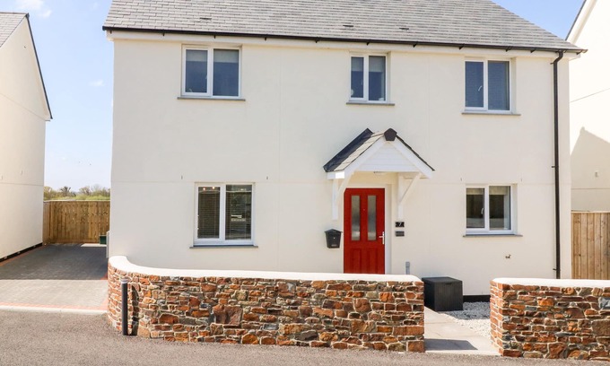 East Portlemouth Cabaña | HOLLY BUSH, pet friendly, with open fire in Okehampton