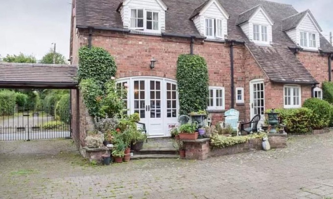 Muxton Cabaña | Holly Cottage, Pet Friendly, Secure Courtyard Parking, Near Historic Ironbridge.