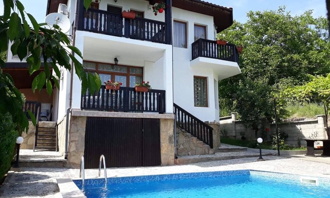 Balchik Casa | HOLLY - Quiet guest house with seaview and a pool