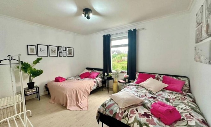 Clydebank Apartamento | Holly street house with Separate Entrance, on the Edge of Glasgow