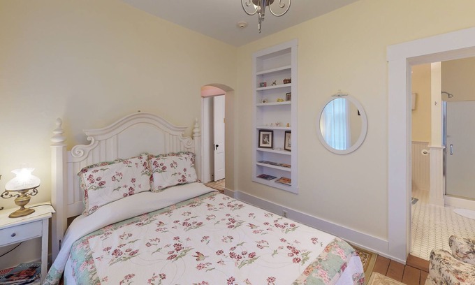 Nelsonville Cama Y Desayuno | Romántico-Holly Tree Room-Vista a la Calle-Suite-Baño Privado