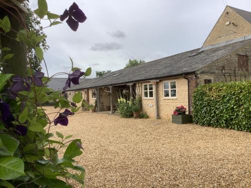 Castle Bytham Casa | Hollyhock Cottage, Clematis cottages, Stamford