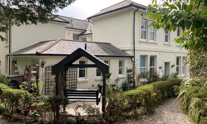 Ivybridge Apartamento | Hollyhocks Holiday Home- 2 bedroomed ground floor apartment sleeps 5