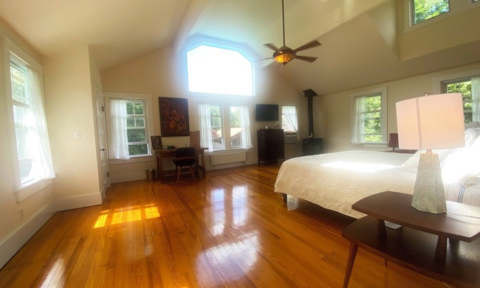 Catskill Cabina | HollyKissHudsonValley Grand Suite in 1900 Renovated Lodge
