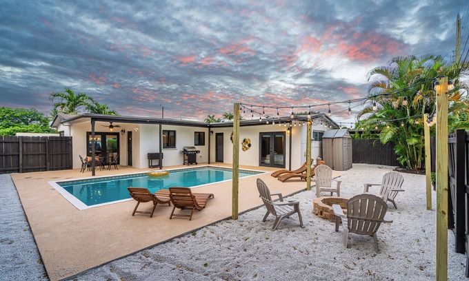 Driftwood Casa | Hollywood Haven, Private Pool, BBQ, Mini Golf