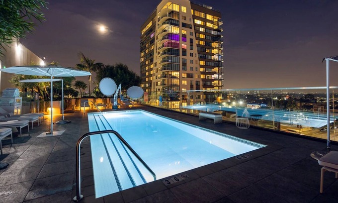 Hollywood Casa | Hollywood Twin Queen, The Godfrey Hotel, 2 Family Rooms, Pets Are Allowed