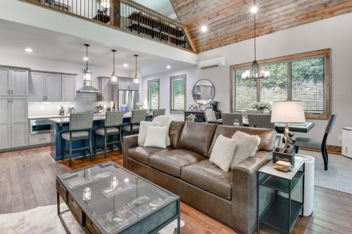 Glenville Casa | Home 6 Mi to Ski Sapphire Valley Bring Your Pups!
