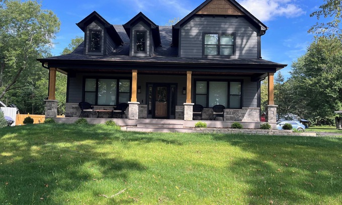 East Troy Casa | Home across the street from Lake Beulah in East Troy, WI. Boat rental available