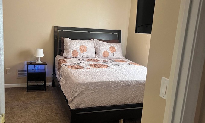 Jonesboro Casa | Home Away From Home 3 bedroom Peaceful home centrally located.