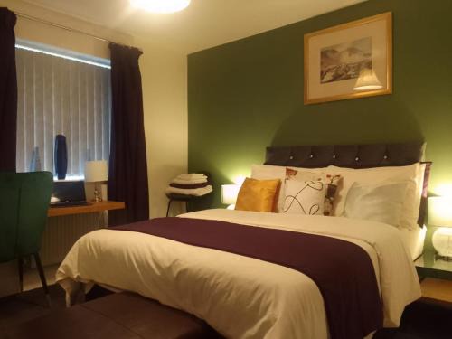 Walsall Apartamento | Home Away From Home At Ideal Home & Cottage,Inviting 4 Bedroom Apartment,Sleep 8, Ideal For Contractors, Family & Groups