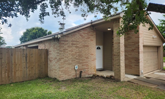 Baytown Casa | Home away from home near plants and hospital contractors welcome.