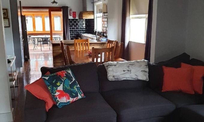 Bathurst Casa | Home Away from Home whole house. On the the Fringe of the CBD